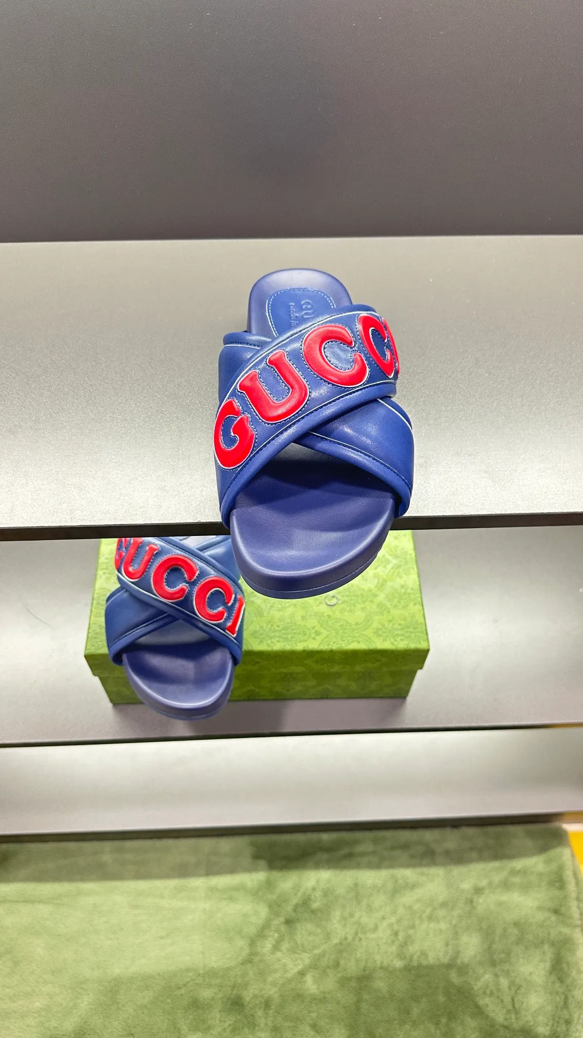 [G Family Couple Style] P: 320💰Female size 36~40 Men's size 39~45, (46. Custom-made GG slippers for men and women. This slipper is made of GG polyester fiber and is decorated with a Gucci label on the front, which adds a striking logo feel to the style. Beige GG recycled polyester fiber, same size for men and women, leather trim